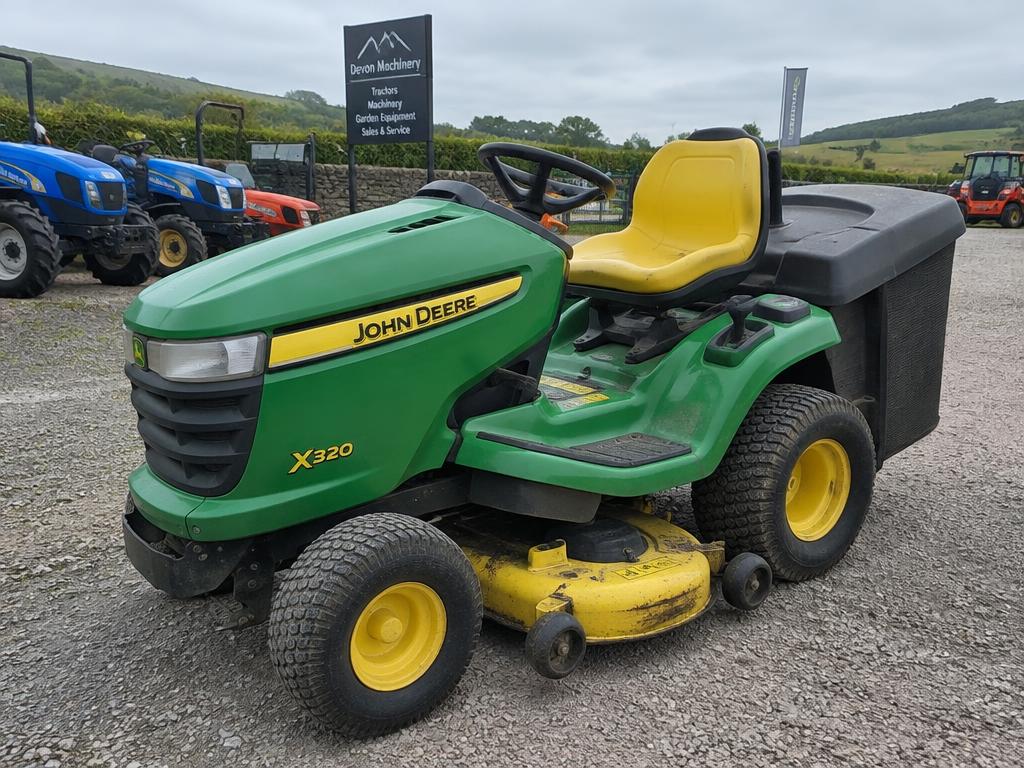 John Deere X320 Ride-On